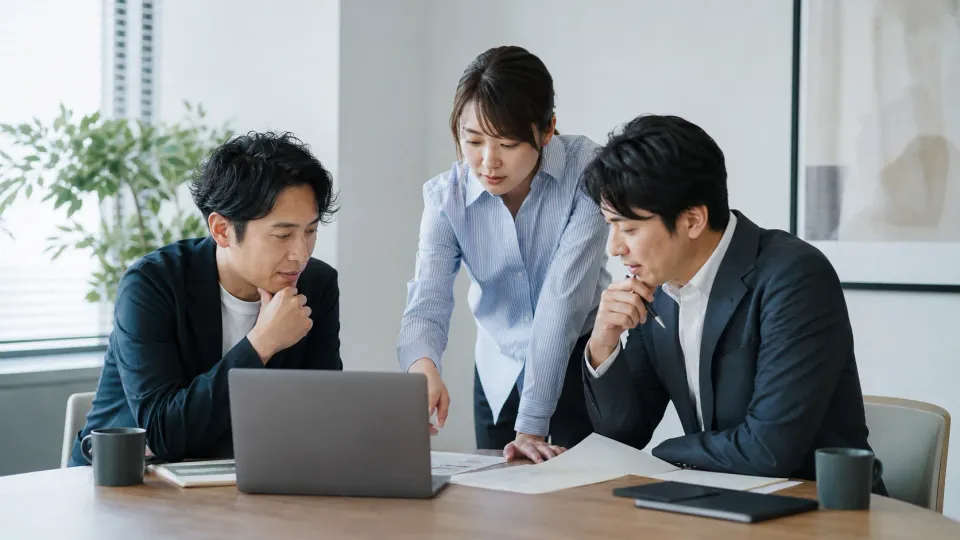 業務の情報を整理し、AI活用を検討するイメージ
